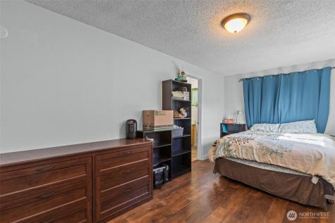 1711 4th Avenue NW Puyallup WA 98371