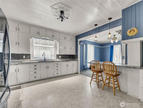1205 49th Street Seaview WA 98644