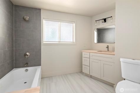 984 SW 6th Avenue Oak Harbor WA 98277