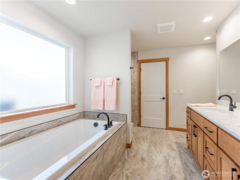 811 N Newport Loop East Wenatchee WA 98802