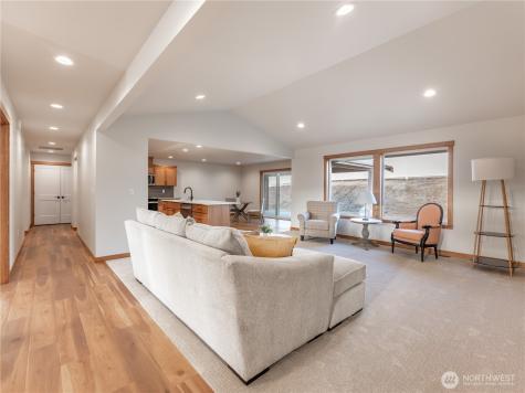 811 N Newport Loop East Wenatchee WA 98802