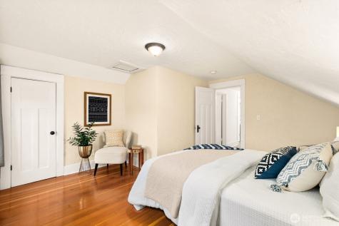 4207 SW Manning Street Seattle WA 98116