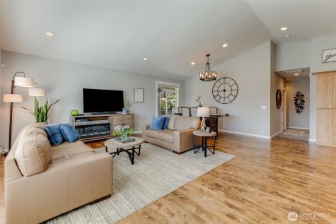 1913 3rd Avenue NW Puyallup WA 98371