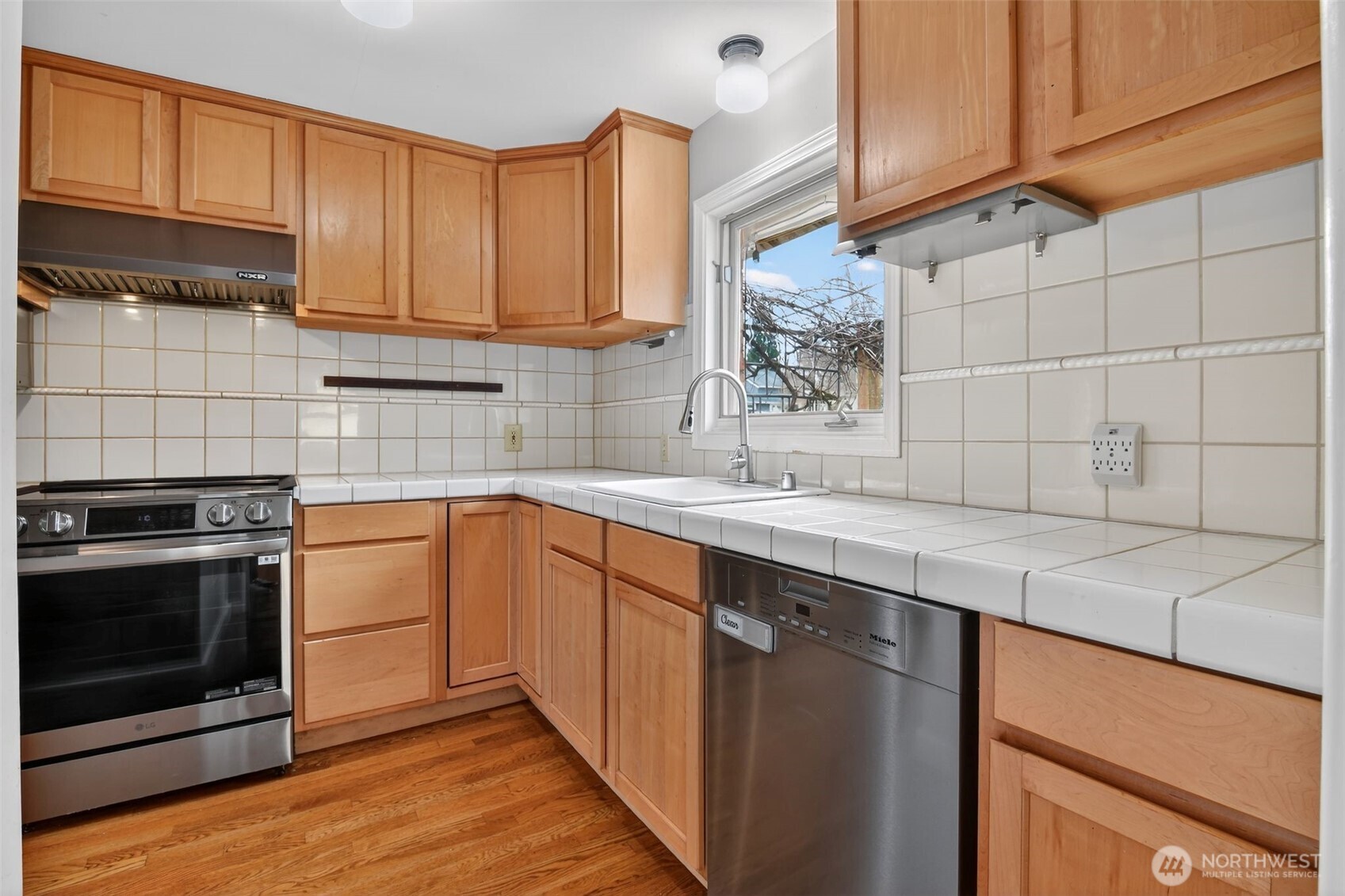 6522 38th Avenue NE Seattle WA 98115