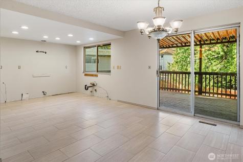 13575 Roosevelt Way N Seattle WA 98133