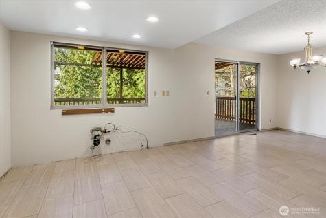 13575 Roosevelt Way N Seattle WA 98133