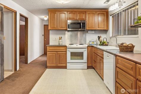 13575 Roosevelt Way N Seattle WA 98133
