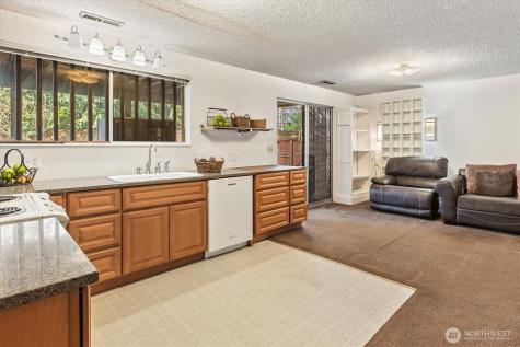 13575 Roosevelt Way N Seattle WA 98133