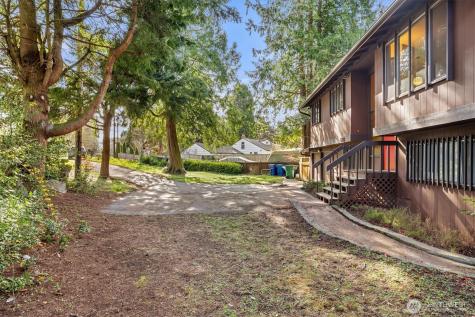 13575 Roosevelt Way N Seattle WA 98133