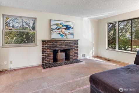 13575 Roosevelt Way N Seattle WA 98133
