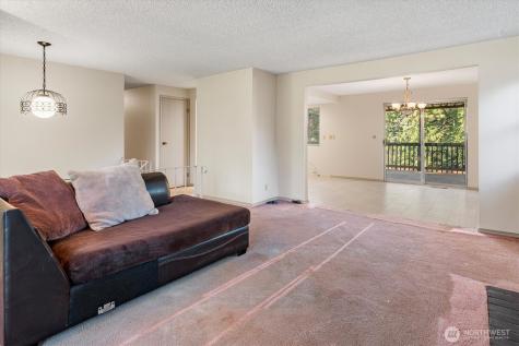 13575 Roosevelt Way N Seattle WA 98133
