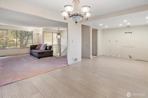 13575 Roosevelt Way N Seattle WA 98133