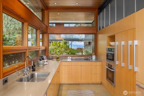 7268 Madrona Drive NE Bainbridge Island WA 98110