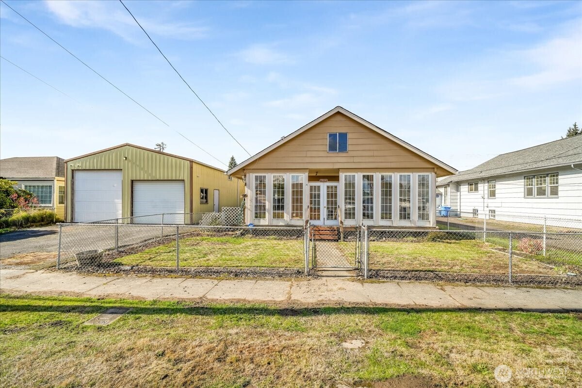 913 S 3rd Avenue Kelso WA 98626