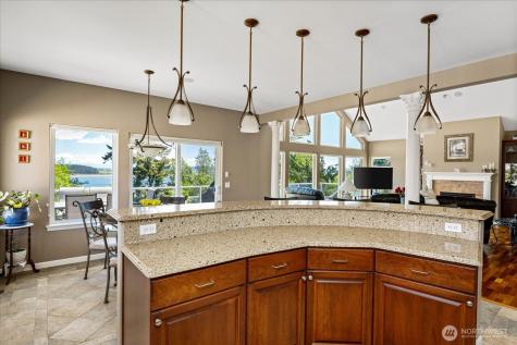 2390 SW Freund Street Oak Harbor WA 98277