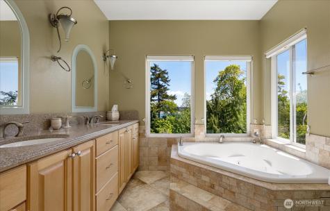 2390 SW Freund Street Oak Harbor WA 98277