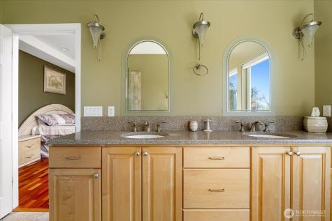 2390 SW Freund Street Oak Harbor WA 98277