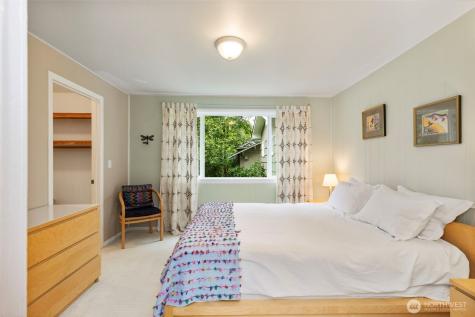 10218 NE Pine Way Bainbridge Island WA 98110