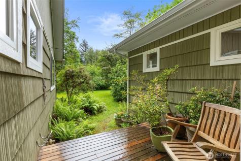 10218 NE Pine Way Bainbridge Island WA 98110