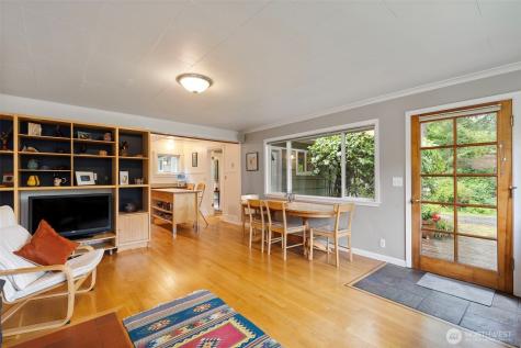 10218 NE Pine Way Bainbridge Island WA 98110
