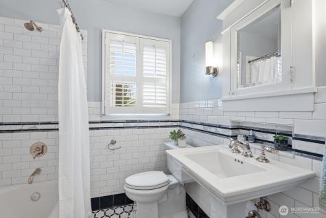 1560 28th Avenue W Seattle WA 98199
