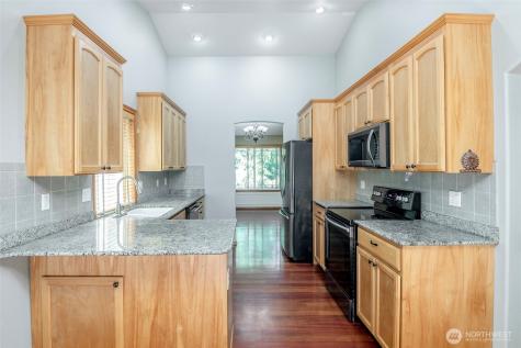 2703 5th Street SW Puyallup WA 98373