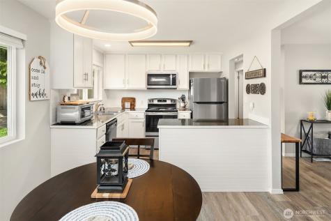 1067 Anacortes Avenue NE Renton WA 98059