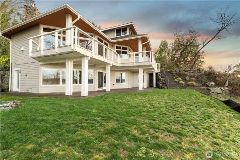8204 East Side Drive NE Tacoma WA 98422