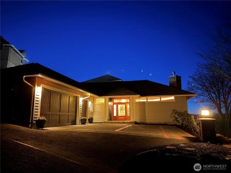 8204 East Side Drive NE Tacoma WA 98422