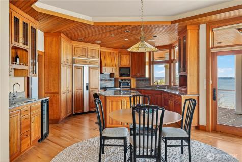 8204 East Side Drive NE Tacoma WA 98422