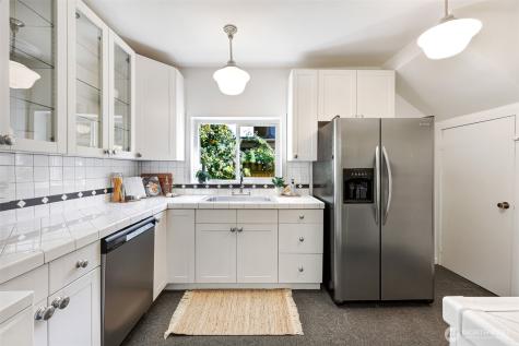 502 32nd Avenue Seattle WA 98122