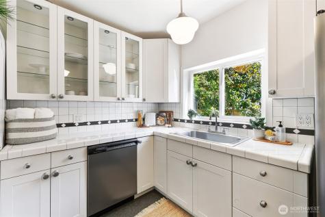 502 32nd Avenue Seattle WA 98122