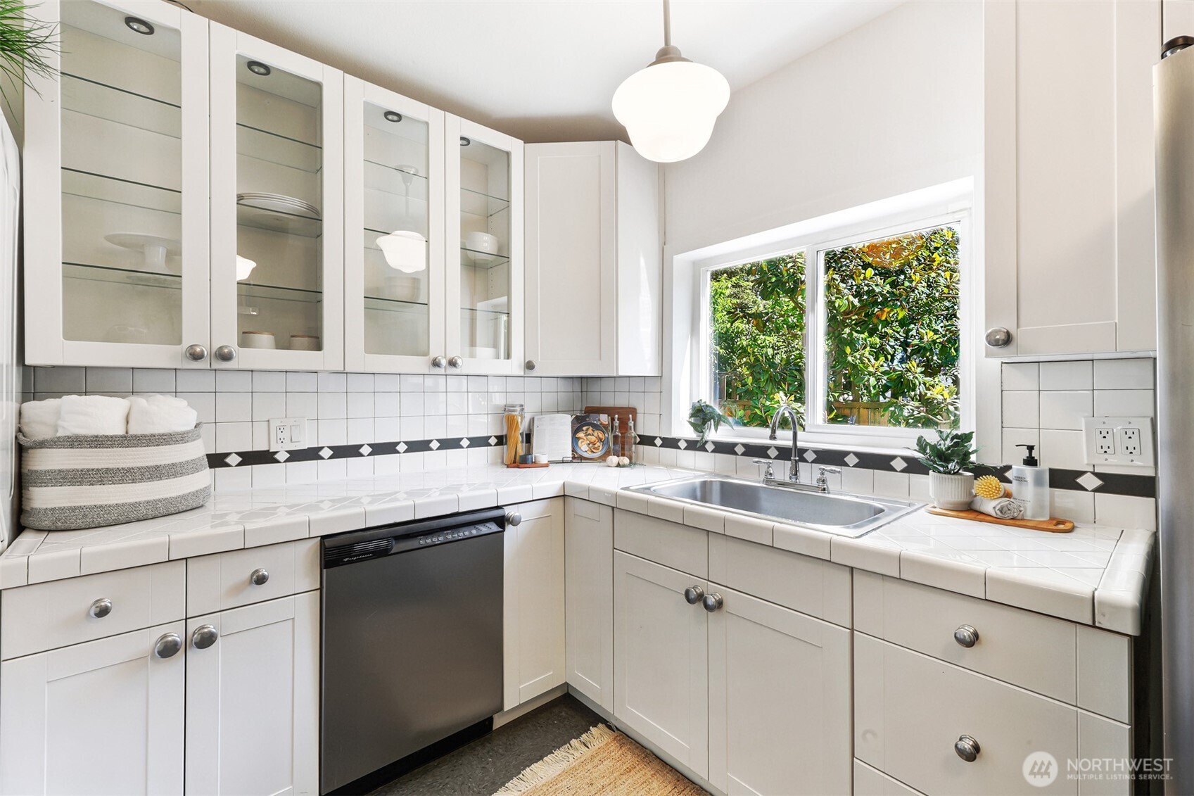 502 32nd Avenue Seattle WA 98122