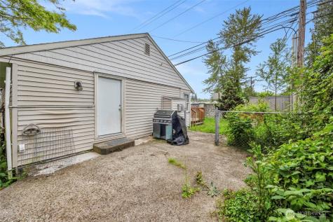 929 Pecks Drive Everett WA 98203