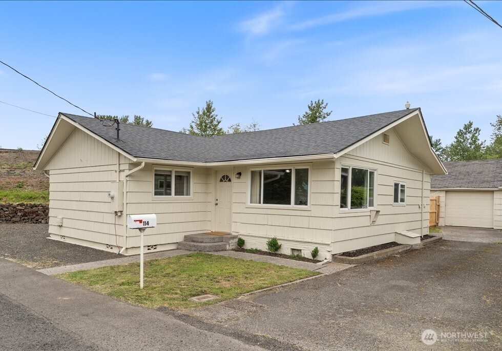 114 Cherry Street NW Castle Rock WA 98611
