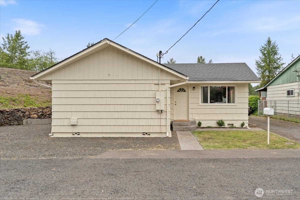 114 Cherry Street NW Castle Rock WA 98611