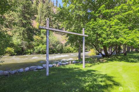 180 Country River Lane Entiat WA 98822