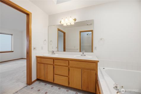 1924 5th Street SE Puyallup WA 98372