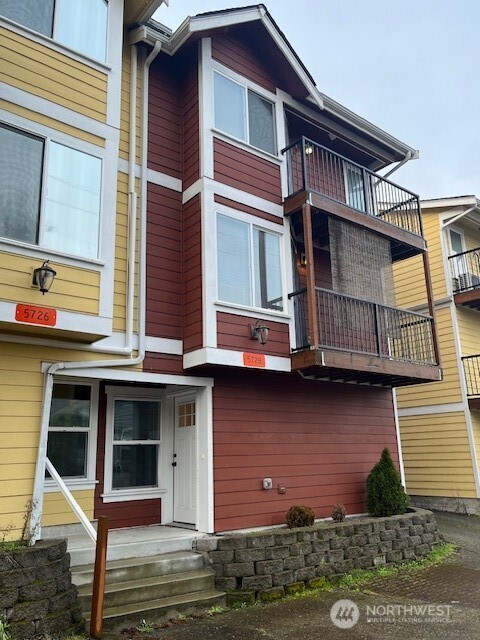 5728 Roosevelt Way NE Seattle WA 98105