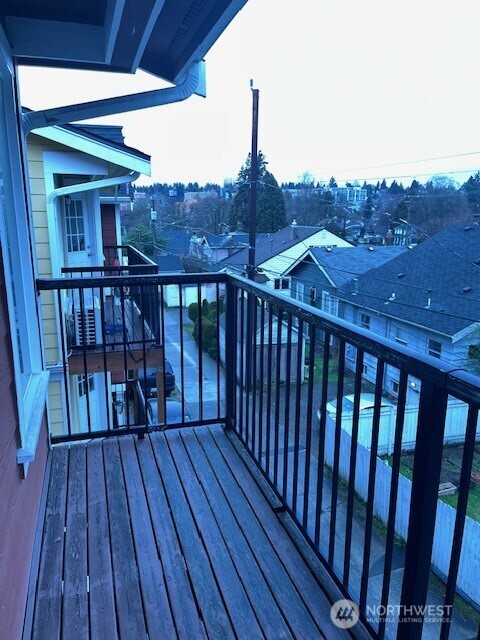 5728 Roosevelt Way NE Seattle WA 98105