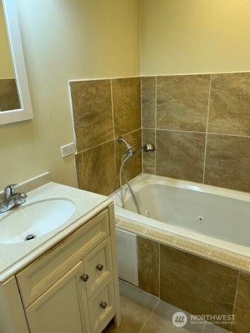 5728 Roosevelt Way NE Seattle WA 98105