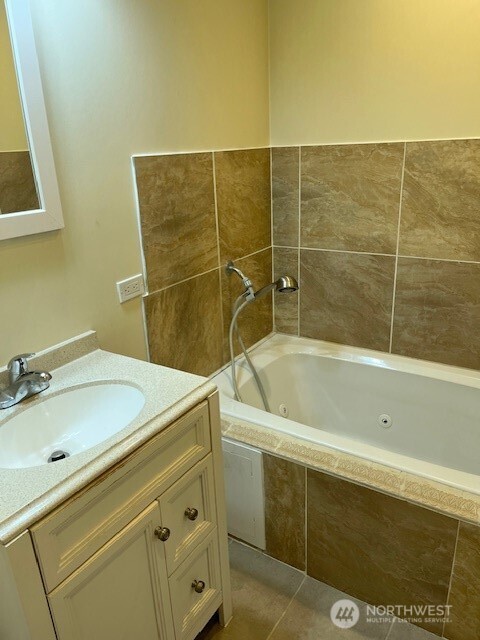 5728 Roosevelt Way NE Seattle WA 98105