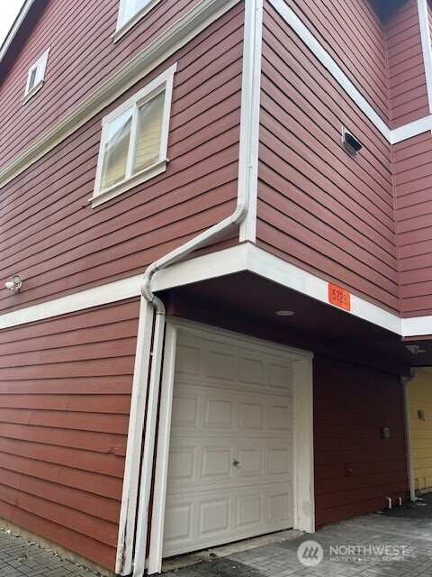 5728 Roosevelt Way NE Seattle WA 98105
