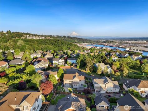 1818 Beacon Court NE Tacoma WA 98422