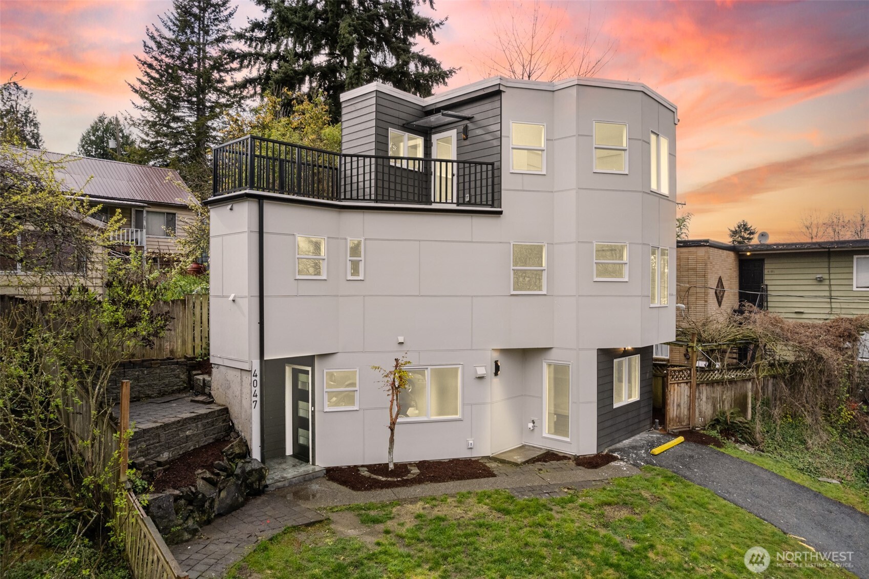 4047 25th Avenue W Seattle WA 98199