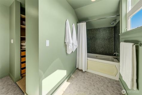 1002 NW 70th Street Seattle WA 98117