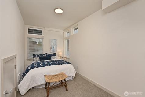 5044 Sand Point Place NE Seattle WA 98105