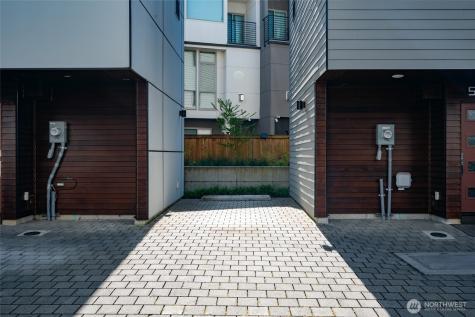 5044 Sand Point Place NE Seattle WA 98105