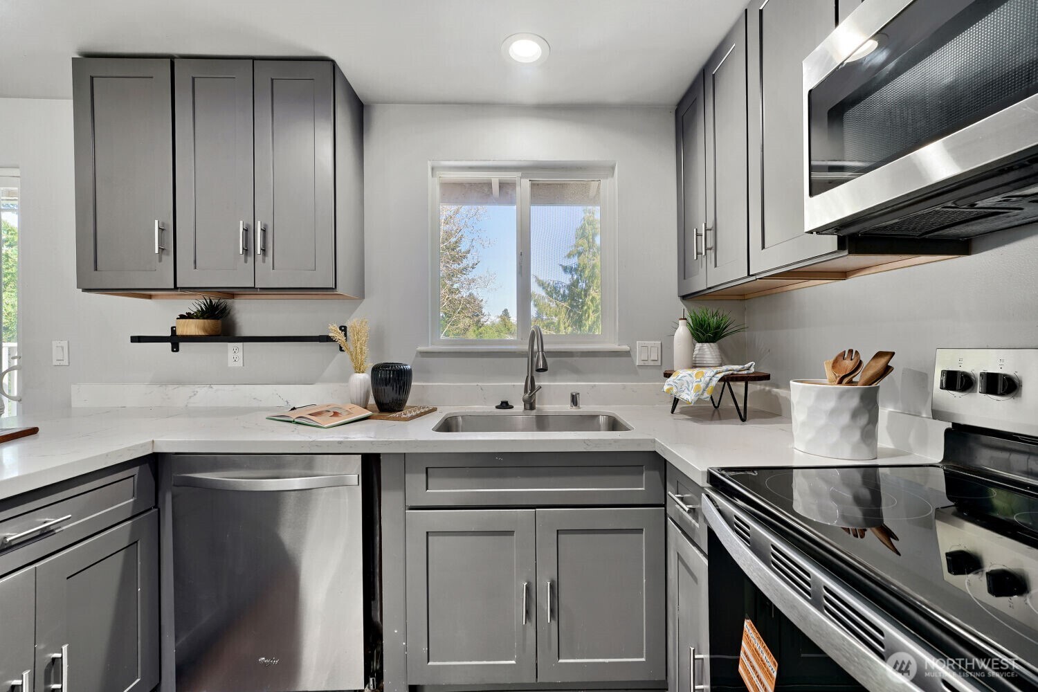 217 Capri Place Everett WA 98203