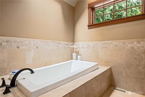 1752 W Beaver Lake Drive SE Sammamish WA 98075